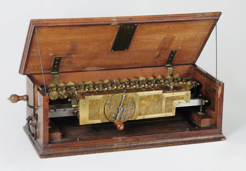  Счетная машина Лейбница (1690 г.) Хранится в Национальной библиотеке Нижней Саксонии в Ганновере. 